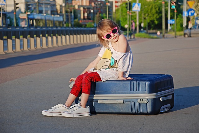 girl with suitcase-knowmint